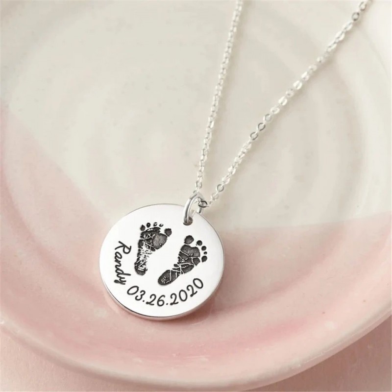 Collar con huellas de bebé y nombre y fecha grabado, Diseño personalizado, Joya con significado, Accesorio sentimental.